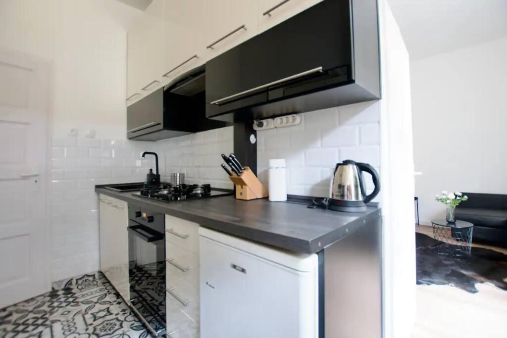Standard By Hi5 - Tiny Studio Apartment