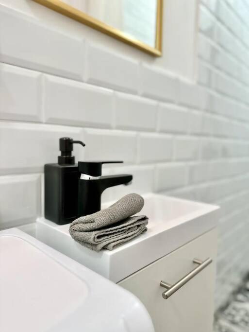 Standard By Hi5 - Tiny Studio Apartment